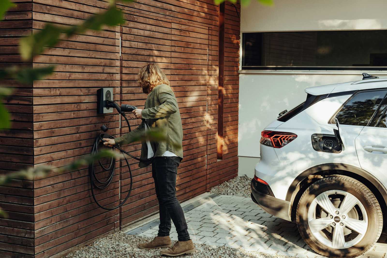 Elektrikli Aracı Sitenin Elektriğiyle Şarj Etmek Yasal mı?
